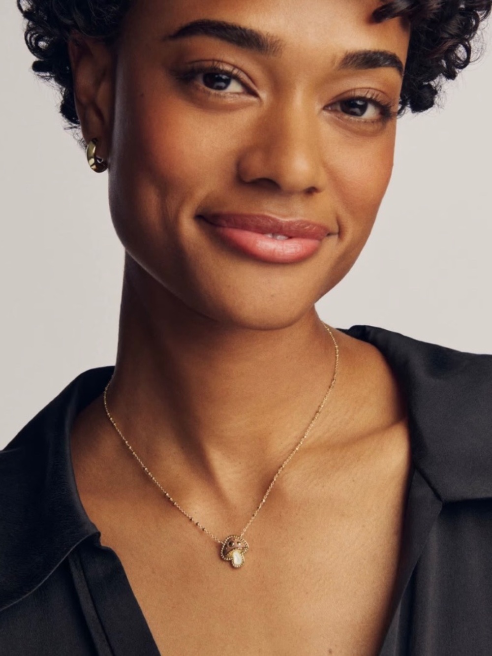 Kendra Scott Mushroom Gold Short Pendant Necklace in Brown Mix - Picture 6 of 8